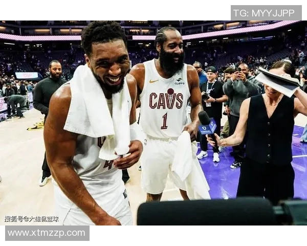 哈登与足球明星亲密互动共话运动梦想展现跨界友谊新篇章